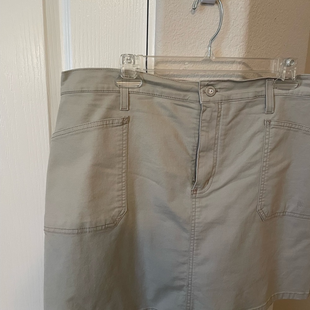 Gloria Vanderbilt beige skort - Picture 2 of 6